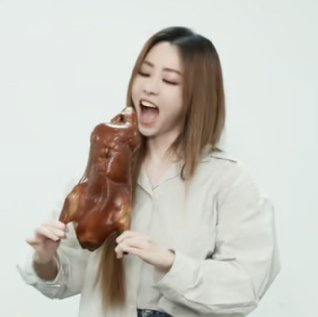 张靓颖一口吃下一整只烤鸭 ​