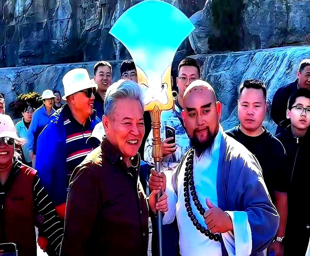 当年拍《水浒传》，一个过肩摔能在烂泥坑里硬砸几十遍。

没有绿幕抠图，没有替身。李雪健28年前从马背上摔下来，骨裂了愣是一声没吭，爬起来咬着牙接着骑，全凭一身肉往上填。

现在臧金生、赵小锐在梁山脚下再聚首，台下看着这群头发花白的老头，想的全是当年的硬汉。

反观现在破点皮不叫救护车都算敬业的圈子，