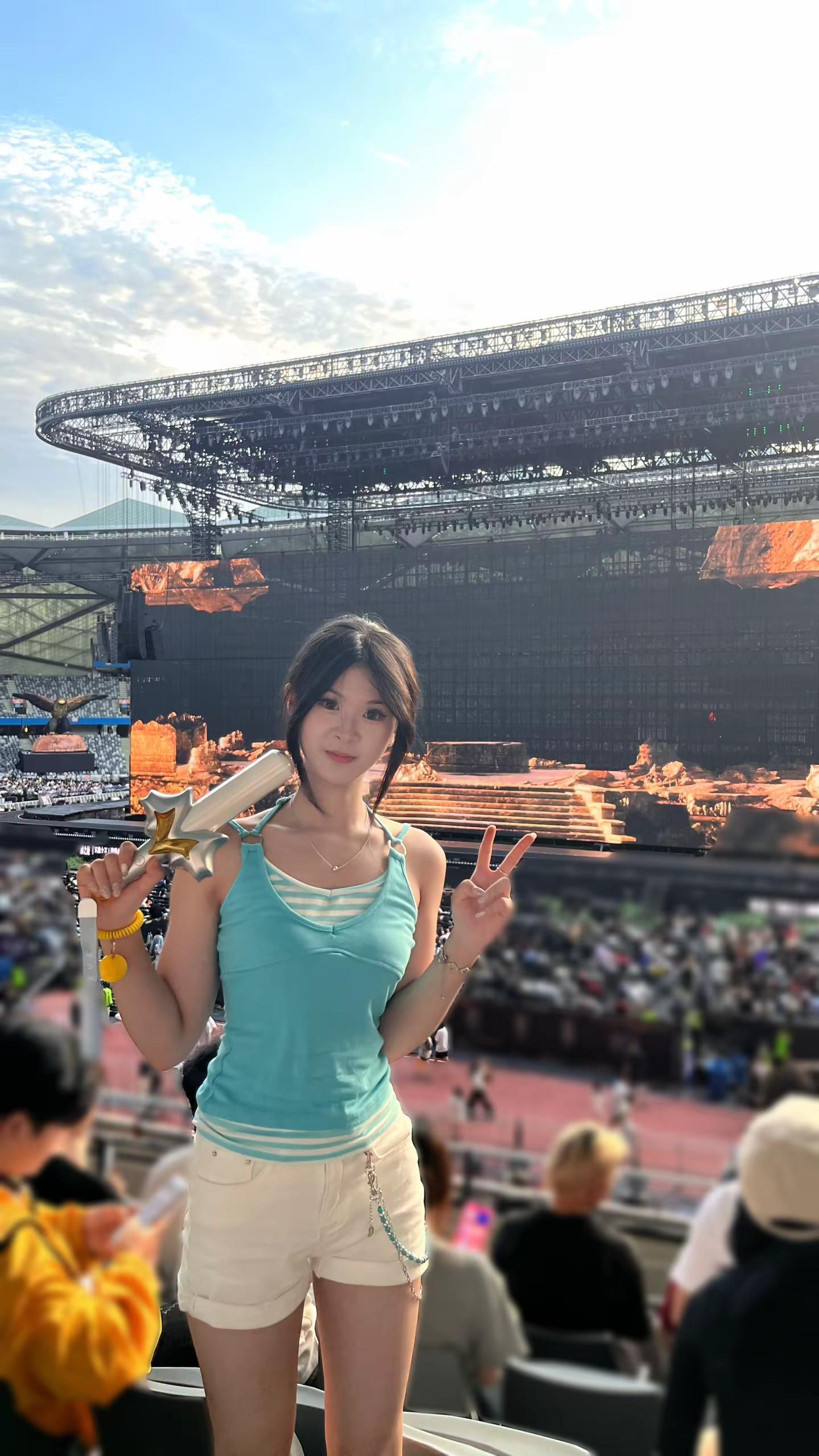 我宁愿留在你方圆几里。薛之谦 我不舍得离开深圳啊。期待下次见面