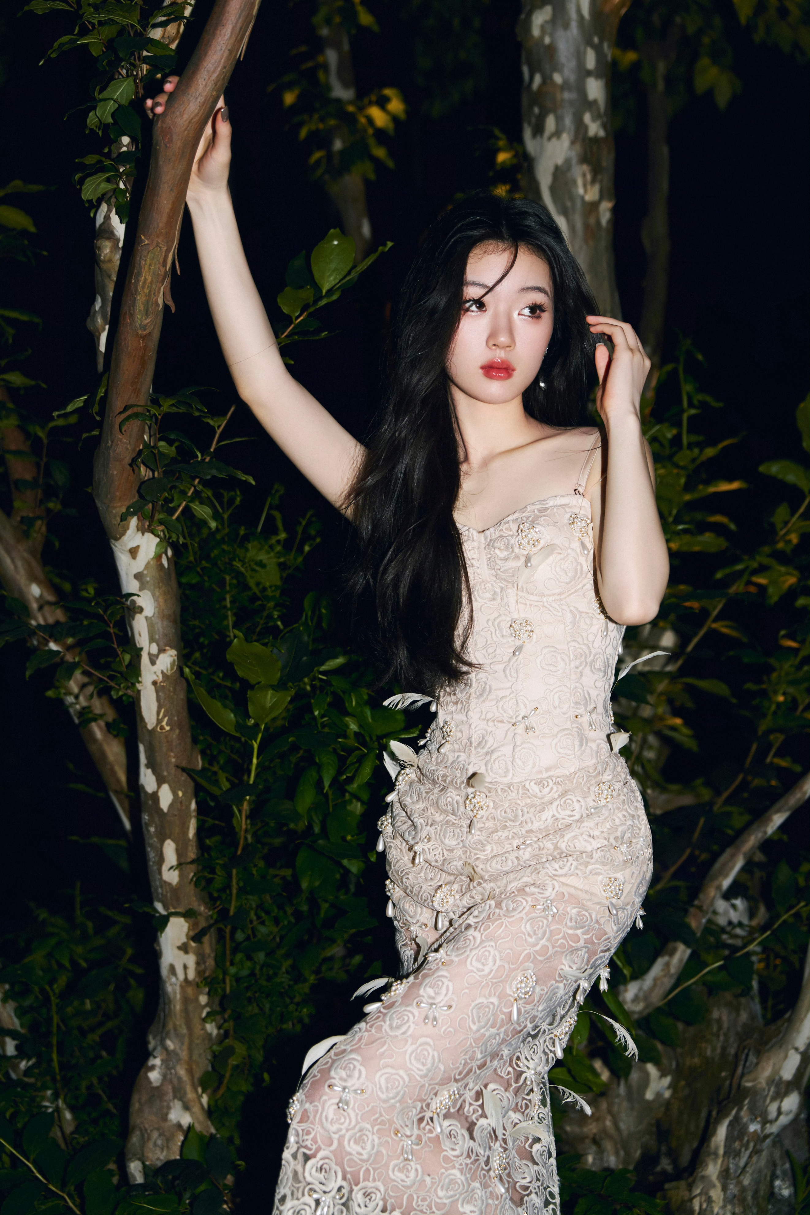 00后美女歌手单依纯身穿白色蕾丝花朵透视裙，诱惑力极度上升，尤其是下身...