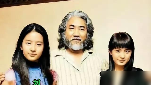 74岁的张纪中把留了三十年的白胡子剃了，染了一头黑发，照片出来愣是年轻了二十岁。
旁边站着小他31岁的杜星霖，两人同框，不像夫妻像父女，倒过来了。
更绝的是，这夫妻俩还在备孕。杜星霖直播里原话，孩子越生越聪明，越生越可爱，良性循环。张纪中在一边点头，说家里再多几个小孩会很可爱。
已经两女一子了