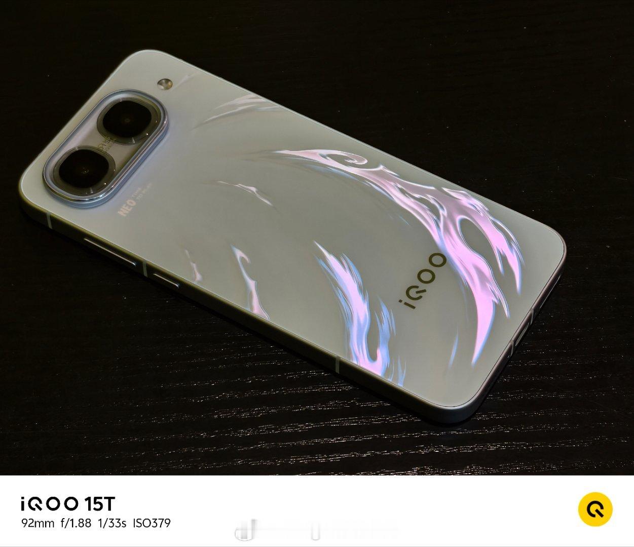 #iqoo[超话]#
这次的乘风配色，相当炫酷。

让我想起了疾风亚索的一技能🌪
游戏党狂喜
我是挺喜欢的，最近在用这个手机疯狂打王者荣耀，疯狂上分。
随时随地尽情的5V5。 ​
