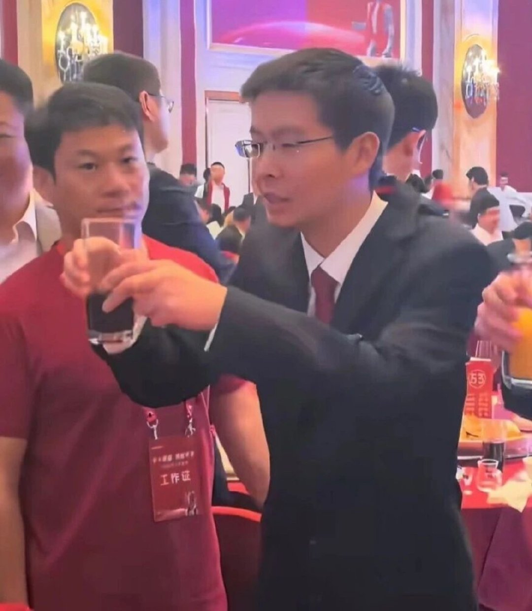 王兴兴敬酒都不喝白酒了。 ​