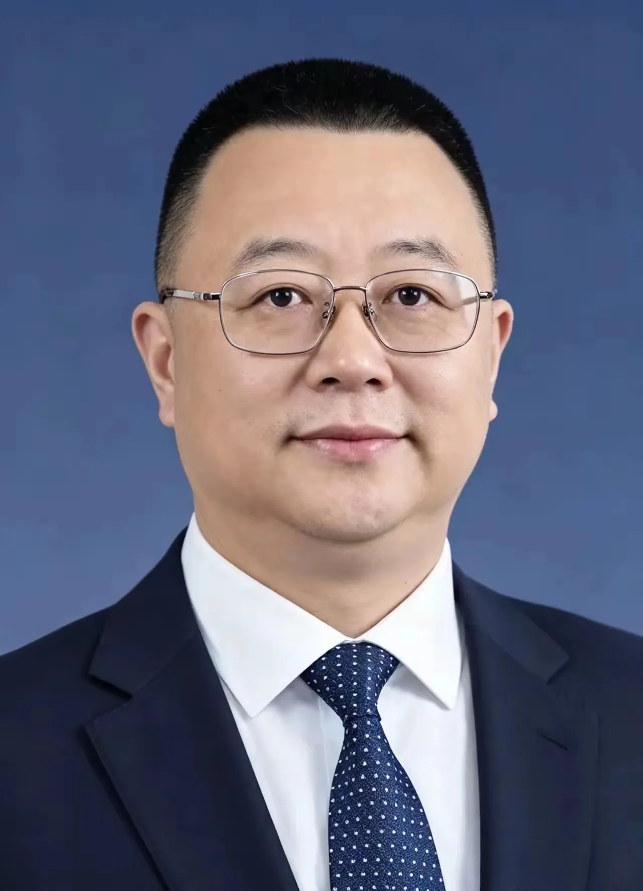 坚决拥护和支持国家决定，但是真的太突然了！9月5日，中央纪委国家监委正式官宣通报，中国建筑集团党组成员、副总经理陈勇，因涉嫌严重违纪违法，依法接受纪律审查和监察调查。
 
很多人看到消息，第一反应就是吃惊。
不是普通中层干部，是中建集团的党组成员，妥妥的中管干部。
更让人唏嘘的一点，他提拔到这个高层