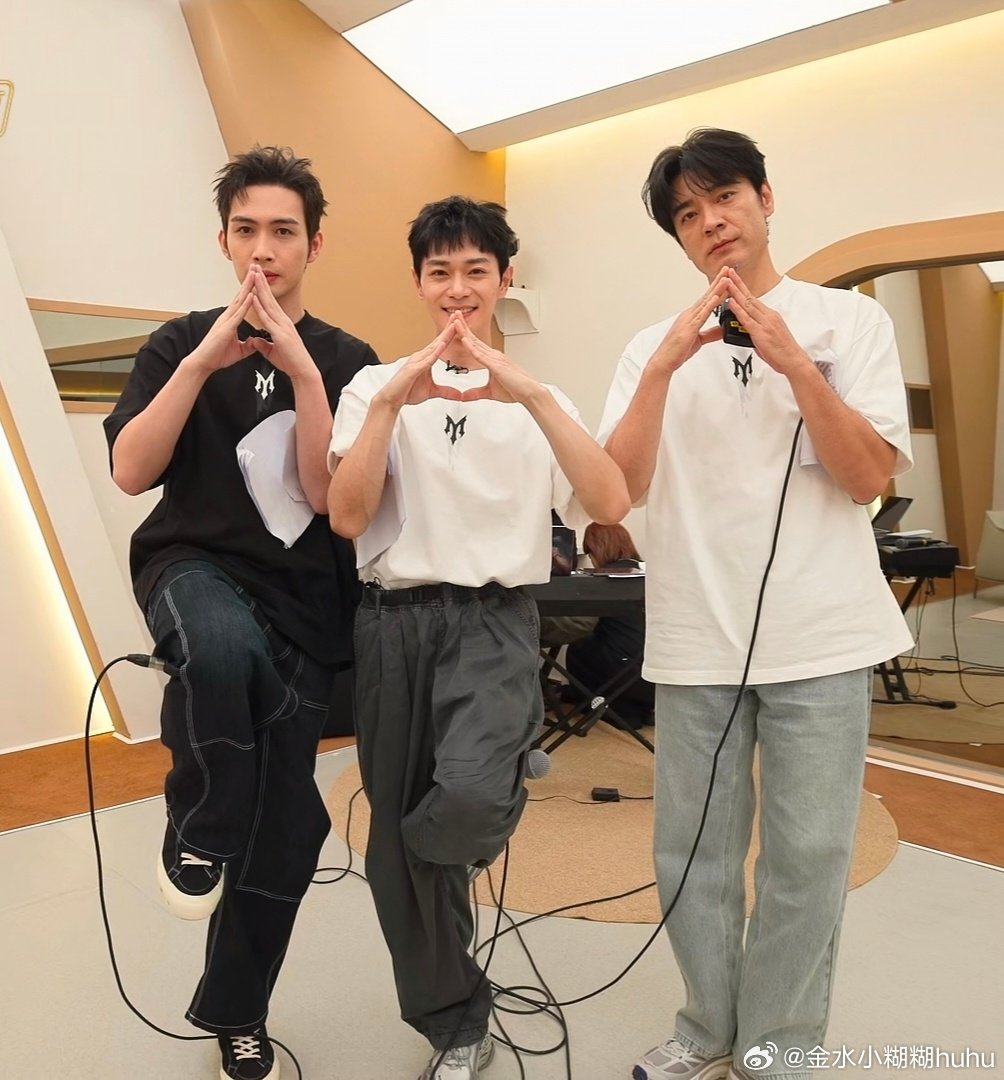#郭晓东说曹骏21从艺30年# [给你小心心]#王传君曹骏互飙上海话# 

你的光芒如此特别，不刺眼却极具穿透力，能抵达心灵最需要慰藉的深处。骏哥加油

​​​
