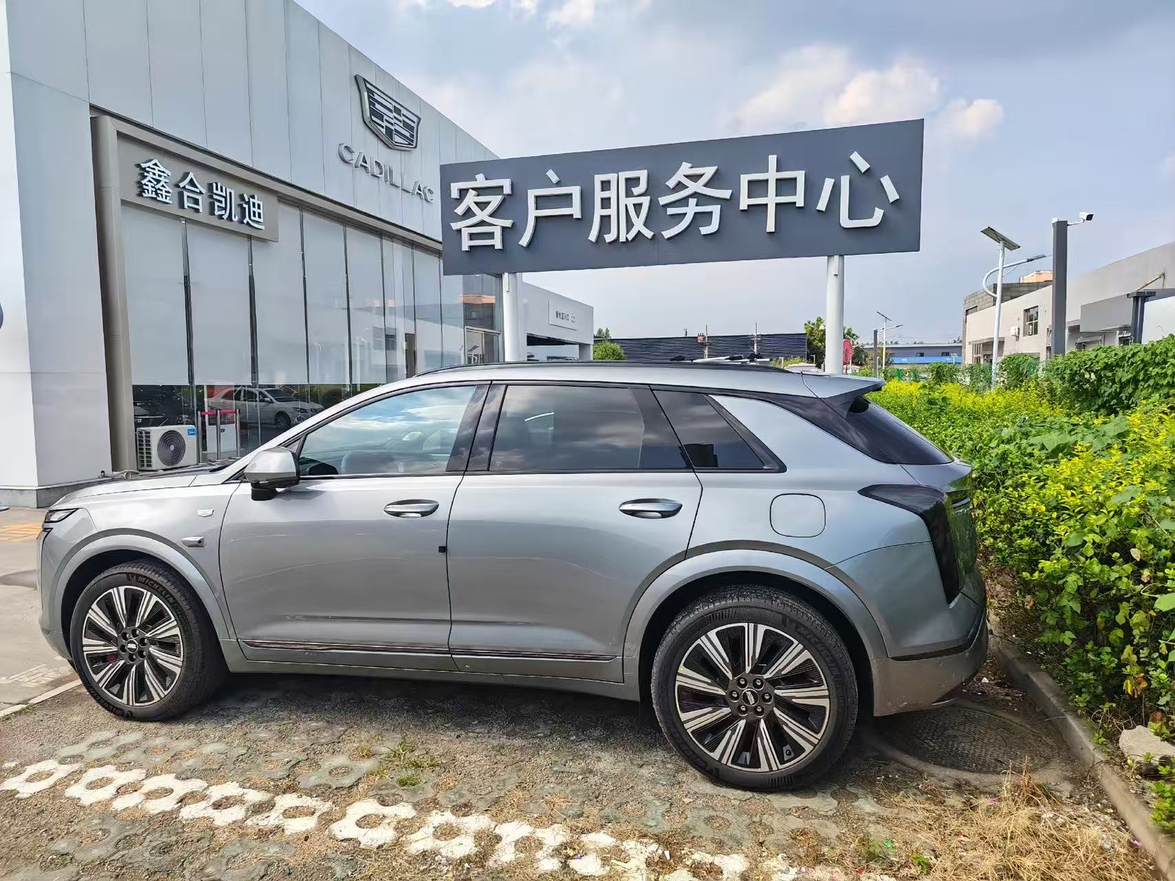 聊聊 XT5 PHEV，传统豪华车开始狠卷智能化。以前凯迪拉克给人的感觉就是底盘不错，智能部分凑合够用。这回直接上 Momenta R7 智驾大模型，还有 5C 快充，硬件层面没有含糊。在我看来，会分两类用户。老豪华品牌粉丝，看重底盘、做工、品牌，现在智驾也到位，会愿意接受。但长期玩国产新能源的人，