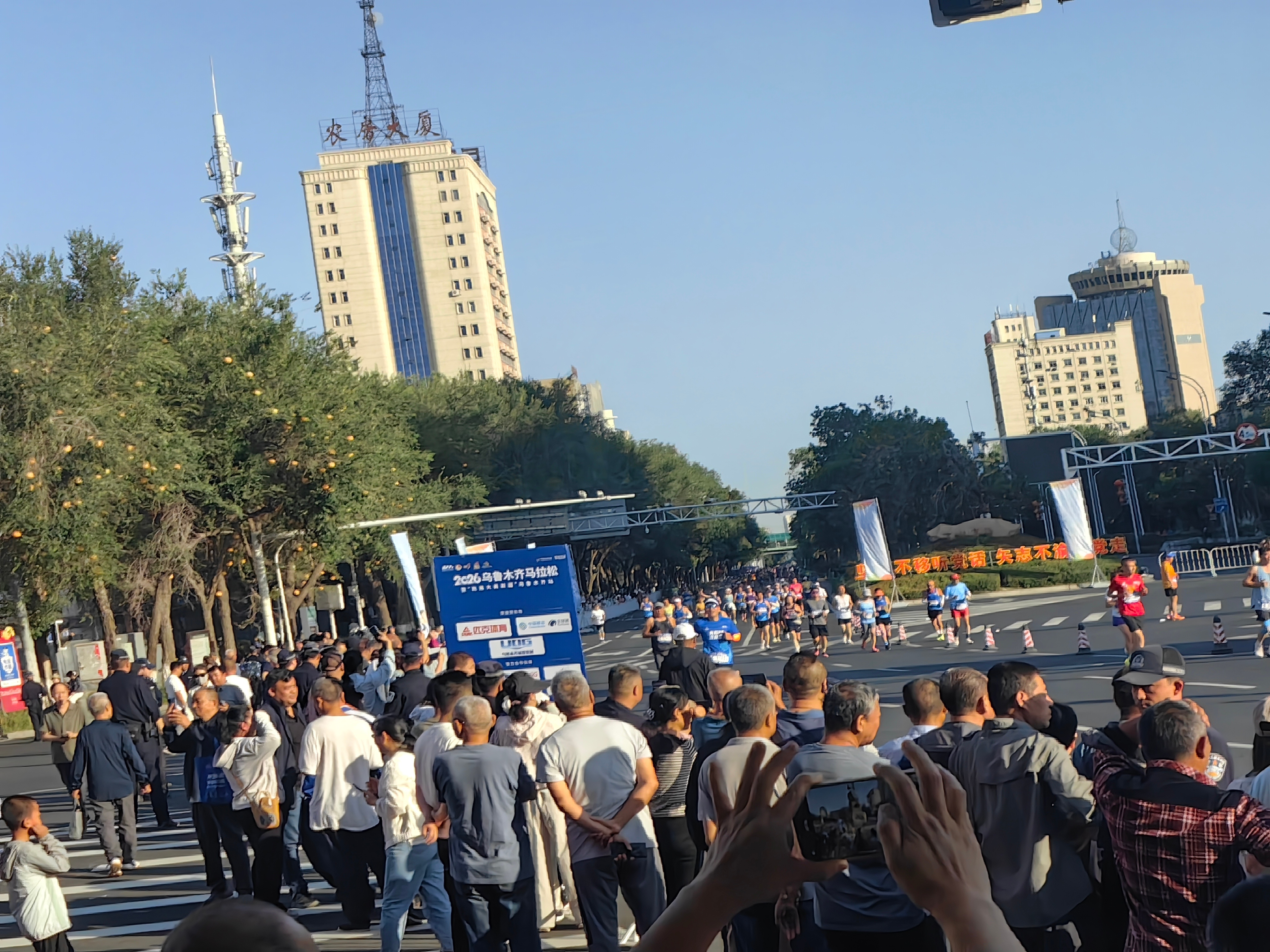 围观了一下乌鲁木齐马拉松比赛现场。 ​​​