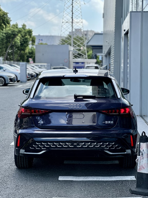 #奥迪A3 Sportback💜💜💜
	
刚到现车！嘎嘎新～大紫大红➕平底方向盘！喜欢且在找车的朋友看过来！
#奥迪 #一汽奥迪 #奥迪A3L #奥迪A3 #红色内饰的车 #是我的梦中情车