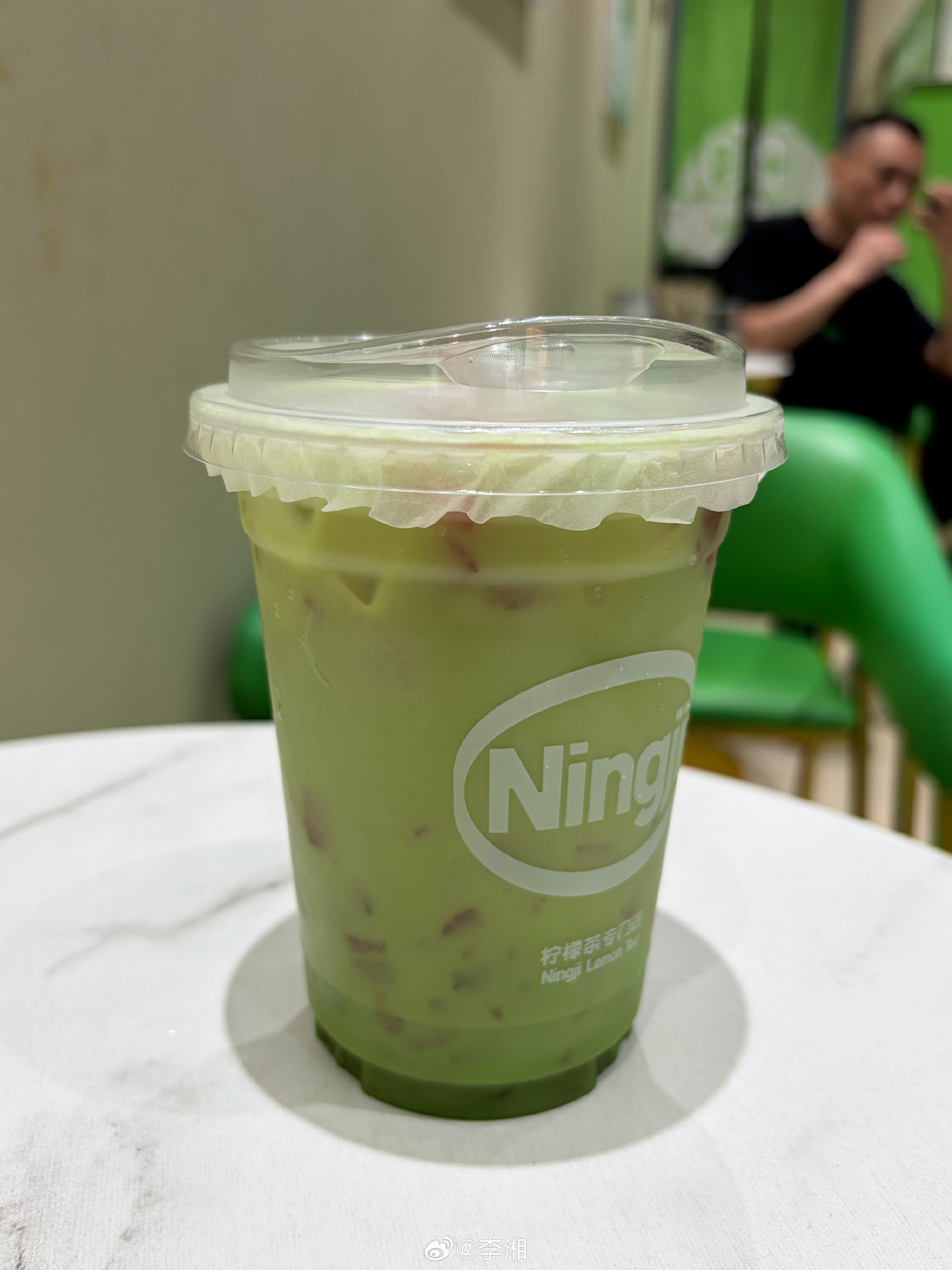 这一家柠季手打柠檬茶开在四方坪，金帆小区附近，大晴老板不在的对面。店很...