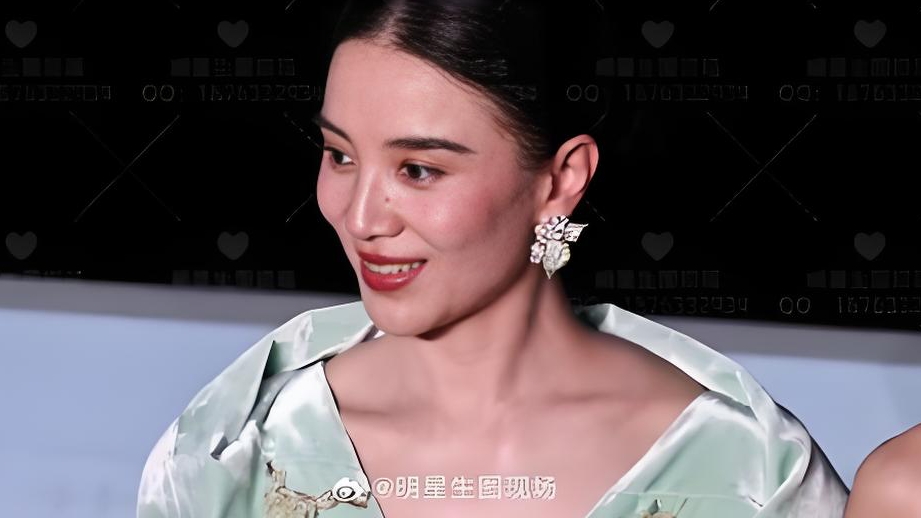 台上当众求戏拍！宋佳当场火速划清界限
 
2019年青年影展闭幕式，现场名场面现在想起来还觉得尴尬。
 
海清颁完奖，对着台下一堆导演制片人诉苦，说中年女演员接不到戏。
 
还直言大家专业靠谱，比胡歌便宜还好用，希望行业多给点机会。
 
话音刚落，宋佳马上抢过话筒，明确表示这番话只代表海清个人。