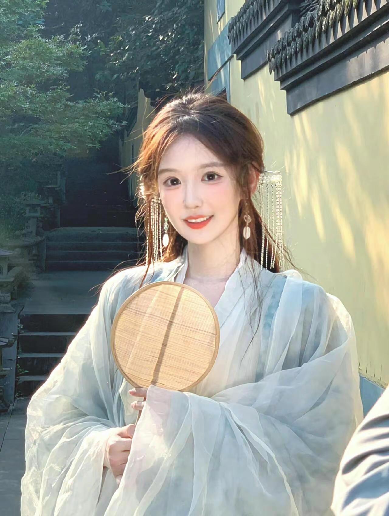 今天是温婉可人的清冷感小娘子✨顶着39度。