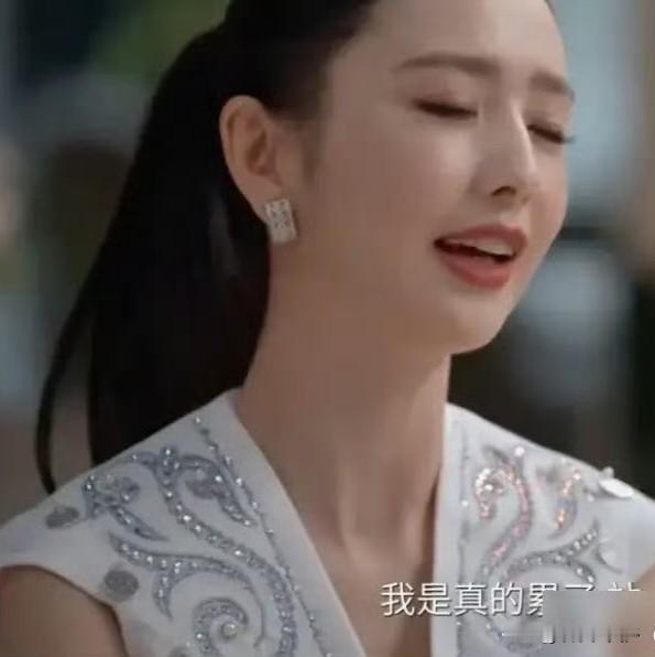 佟丽娅在董璇婚礼上那个笑，
被全网截图骂塑料闺蜜，
她终于开口了。 鲁豫采访里她居然直接摊牌：

站了一整天，累得脑子已经不转了，那表情纯粹是累到放空、硬挤出来的职业假笑。 

根本不是不看好姐妹二婚。 

这俩撞脸闺蜜处了十几年，董璇二婚，佟丽娅领衔当伴娘，新中式礼服一站一整天。

敬酒时站在新人