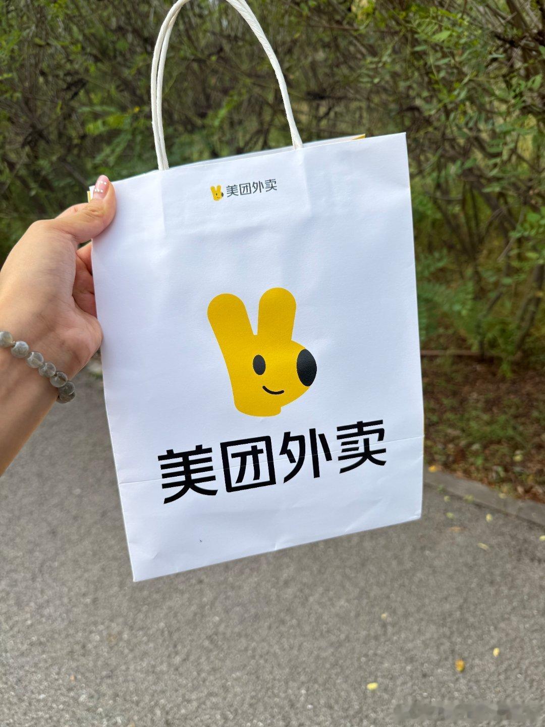 ！！！有这超绝执行力，美团外卖你做什么都会成功的🏆！直接把取餐指示牌duang一下插公园里，和海报上一比一还原，路过的人没一个能忍住不掏出手机下一单吧🤣 上美团/美团外卖App搜【公园点外卖】 #在公园点外卖就像在家里一样简单# ​