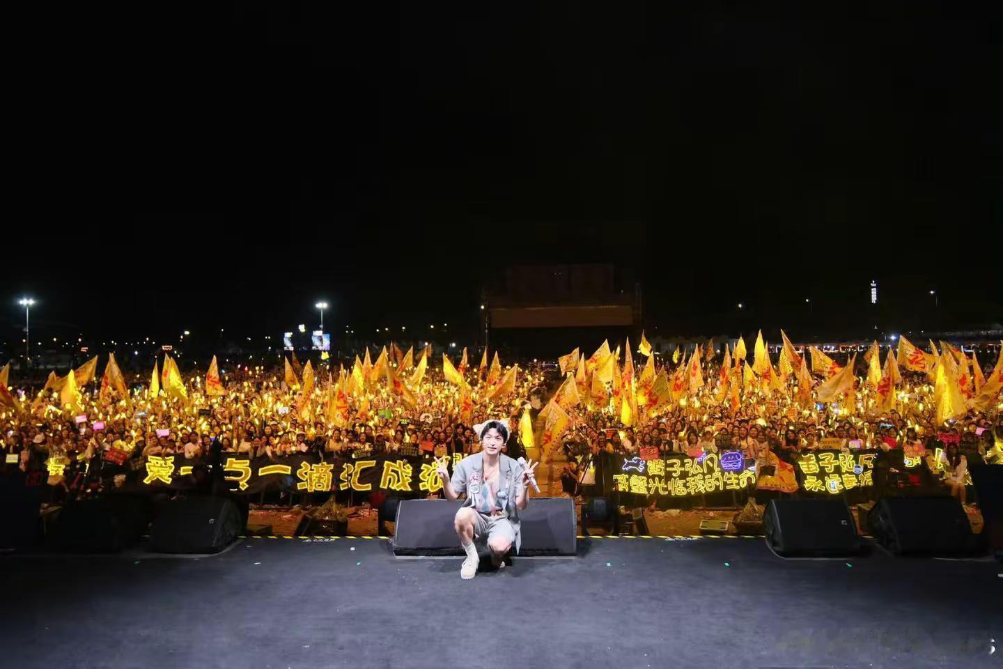 黄子弘凡音乐节大合影，找自己，竟然找到了。延迟的小确幸，但幸福永远满座！你们找到自己了吗？哈音乐黄子 音乐节 音乐现场
