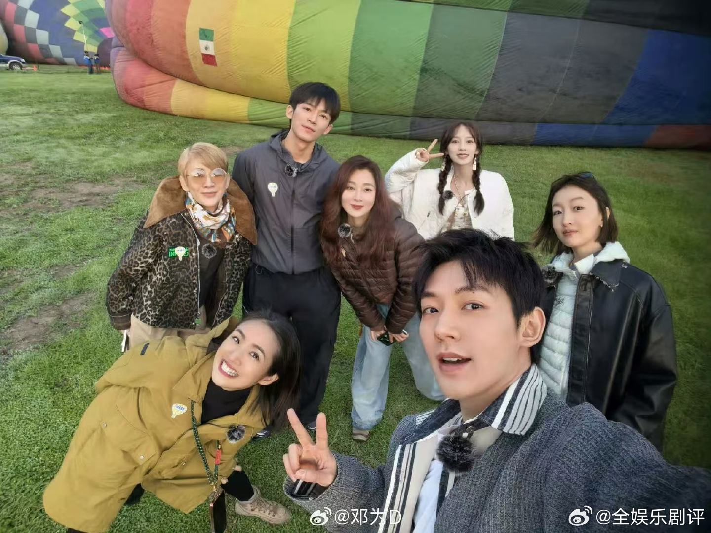 #邓为王星越脸没洗就出门了##花儿与少年# 花儿与少年名场面来袭！邓为：你洗脸了吗？王星越：没洗，巧了邓为也没洗，素颜出门买东西，还认真比价，明星包袱彻底下线。 ​