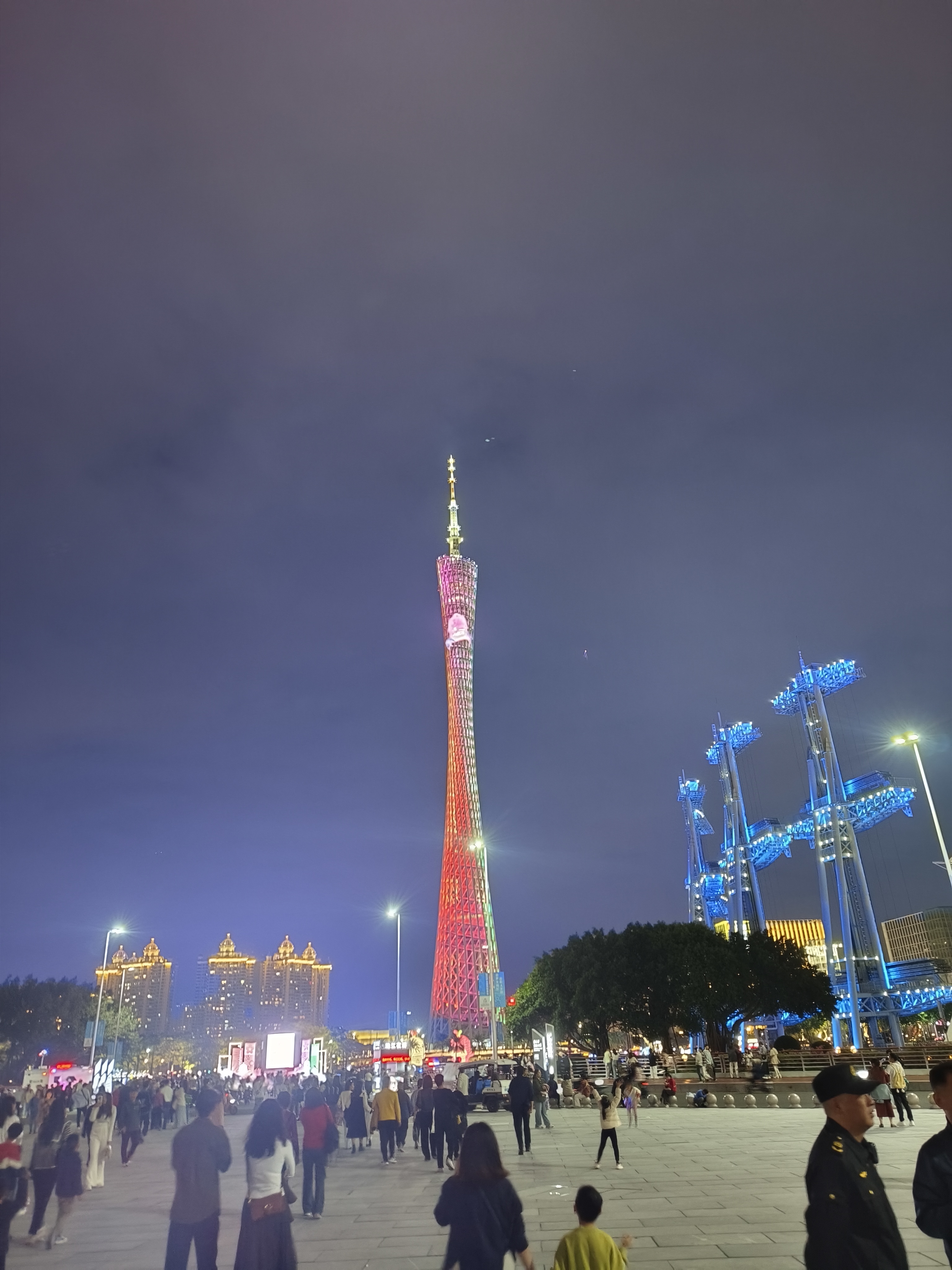 <p>广州珠江夜景分享一下珠江新城花城汇广场夜景 <!--{img:0...