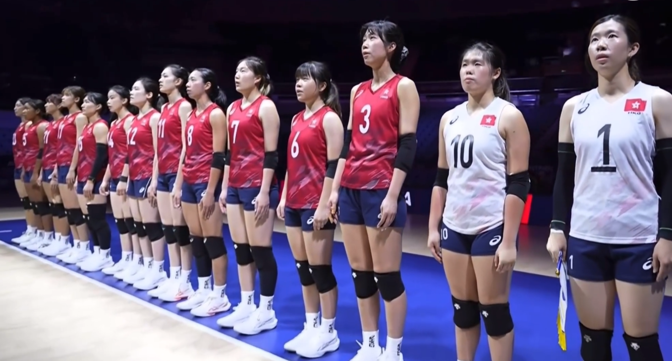 极致反差！中国香港女排两场国歌仪式，一眼看懂变化

同样0-3输球，同样赛前国歌仪式，两幅画面，两种心境
女排亚锦赛，最戳人的不是比分，是镜头记录下的鲜明对比。

首轮对战日本：
国歌响彻赛场，全员肃立站齐。
可镜头扫过全队，几乎所有队员闭口沉默，全场只有主帅和队长开口跟唱。
那一幕，曾让无数网友满