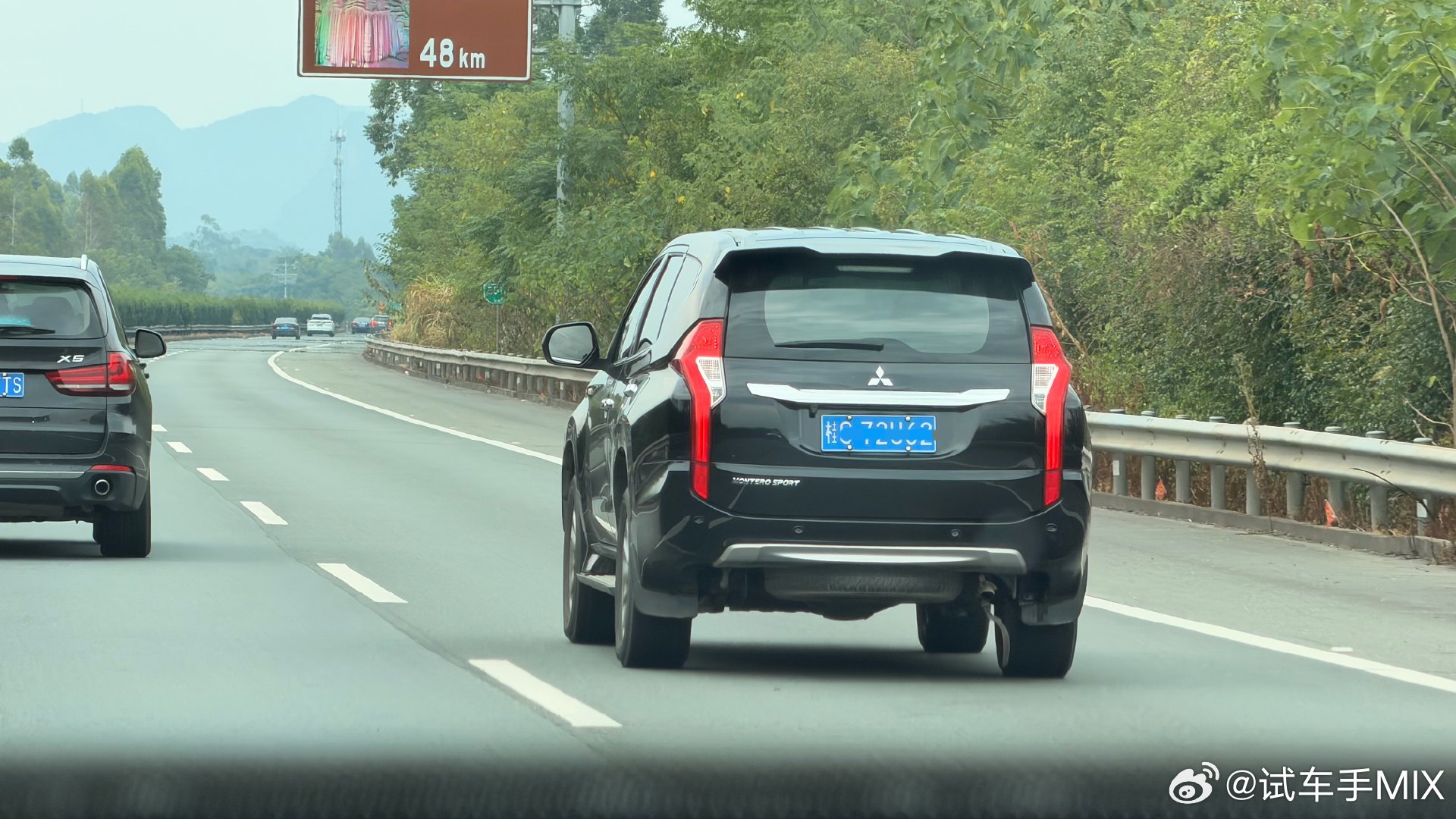 一眼看过去，以为回到东南亚…
国内开这代三菱Pajero Sport的少之又少
东南亚专属跑烂路是一流的
但国内路况也太好了些… ​