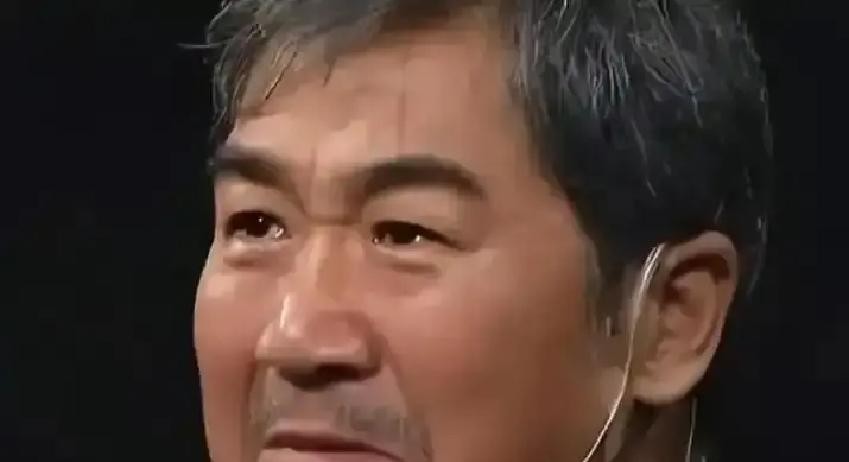 2026年的今天，44岁的张默躲在泰国普吉岛的一线海景别墅里，抽着高希霸雪茄晒着宾利慕尚

而他在国内71岁的老父亲张国立，还在各大剧组里连轴转拼命接戏兜底

就在同一时间，当年那个被他踩在沙坑里踢碎鼻骨的女孩，已经稳稳坐在了白玉兰奖的评委席上

成了名单里唯一一个85后，手里握着一堆同行演员的资源