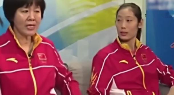 郎平当年怎么选的朱婷？这事儿说起来，真不是一句“运气好”能带过的。
大家都在夸朱婷天赋高，可天赋高的人多了去了，怎么偏偏就她打出来了？
我琢磨着，郎平选人，看的根本不是眼前那点成绩，而是人身上那股“劲儿”。
那时候朱婷瘦得跟竹竿似的，搁一般教练眼里，这体格上赛场怕是一碰就倒。
可郎平愣是从这瘦丫头身