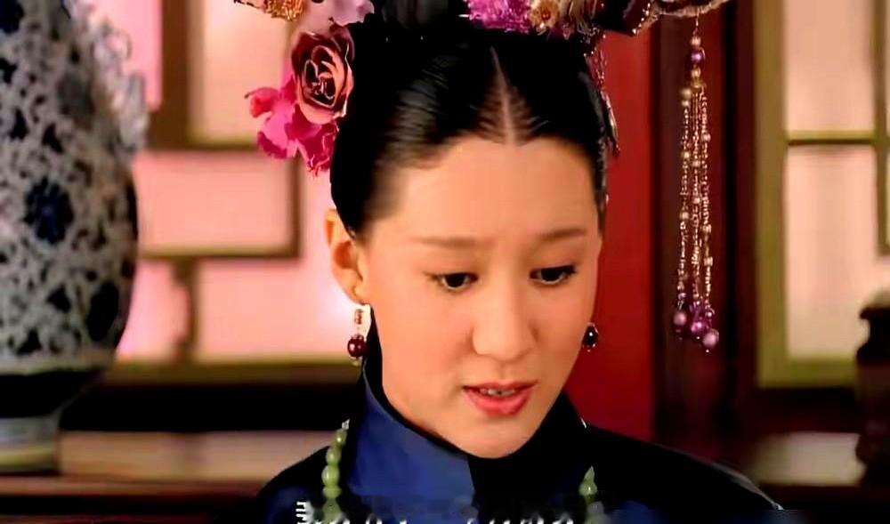 真正的穷病根本不是兜里没钱，而是你骨子里先给自己磕了个头。

蓝盈莹演完浣碧多年才砸吧出味儿。当年嫌这丫头太算计，如今却共情了那股老娘配得上更好的狠劲。

小时候她指着飞机头等舱，母亲没说咱家穷别瞎看，而是告诉她凭自己本事挣钱就能坐。后来她真凭自己坐进去了。

反观现在多少人，明明银行卡数字涨了，逛
