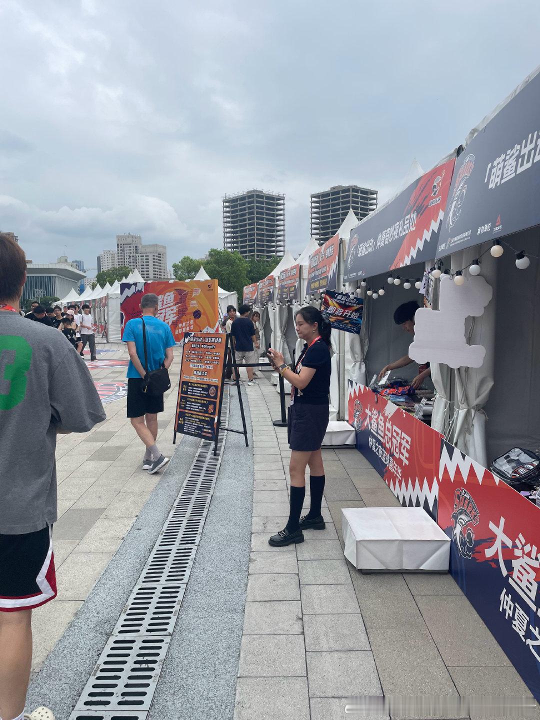 大鲨鱼篮球嘉年华活动    大鲨鱼冠军活动终于开始了！活动很热闹，好多...