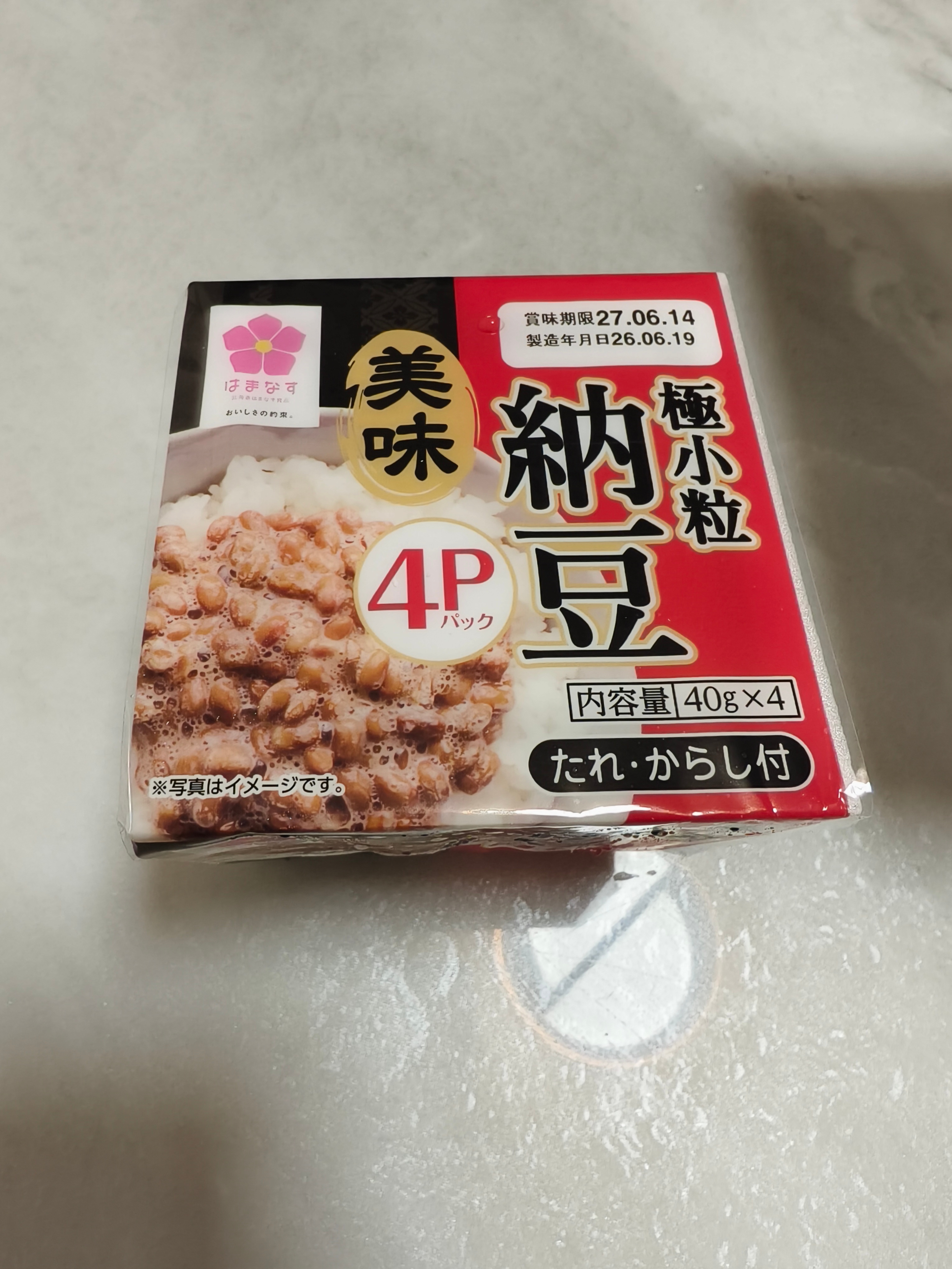 [下雨]
还是小雨的一天
早饭煮银耳雪梨汤，一个梨全切完了。放进锅里煮出来以后感觉都快溢出来。分量超级多，然后等全部煮出来以后总量好多呀，两个馒头是粘在一起了，所以没办法。蒸的时候只能一起蒸，吃了一个馒头其他的都吃完了，然后剩了一个馒头。昨天想到在阿里巴巴上面买的辣椒面，一直没发信息 ​