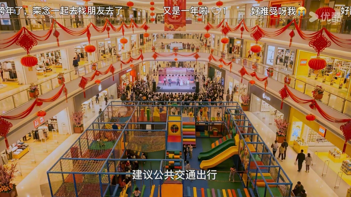 【V人文｜#早春晴朗出现ai生成画面# 】#你能接受电视剧中有ai生成画面吗# 
近期，由井柏然、孙千主演的都市职场情感剧《早春晴朗》在优酷开播。该剧讲述北漂女孩尚之桃进入广告公司后，与上司栾念展开的职场故事。

开播后，这部剧凭借镜头质感、细节设计备受关注。但近日有网友发现剧中出现疑似AI生成 ​