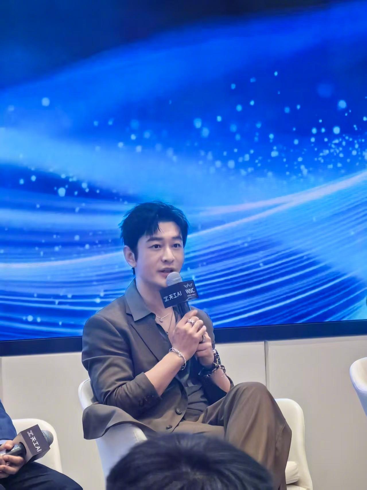 【直击WAIC｜  知名演员黄晓明在WAIC现场表示，随着播放方式的多...