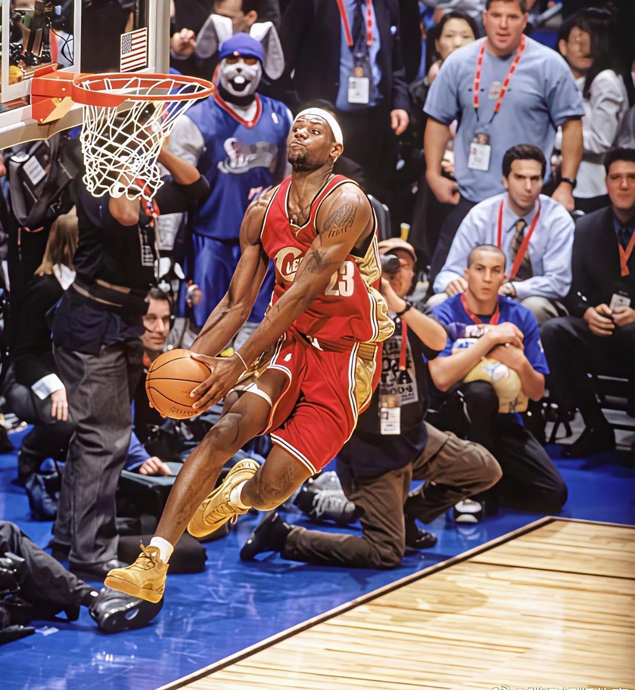 时隔22年，詹皇扣篮的观赏性还是那么高，季后赛希望湖人能取得好成绩。