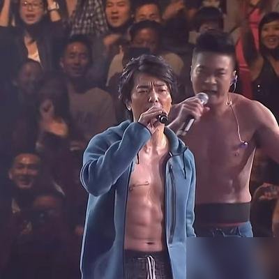 古惑仔演唱会，谢天华他们一脱衣服秀肌肉，味儿就变了。
本来郑伊健往那一站，长发一甩，还是当年铜锣湾陈浩南那股清冷劲儿。陈小春歪嘴一笑，痞里痞气，但收得住。俩人合唱《友情岁月》，陈小春当场掉泪，全场跟着崩。
结果镜头一转，谢天华、林晓峰几个光着膀子在那硬凹造型，青筋暴起，活像楼盘开业请来的草台班子