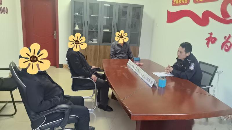 【乡间警事，温暖人心！】

乡间阡陌藏温情
点滴守护暖人心
固始公安
始终把群众冷暖放在心上
把为民服务落在实处
全力以赴守护辖区平安稳定

化解涉农邻里纠纷

日前，张某与程某因田地问题发生争执
张广庙派出所民警接到报警后
立即前往了解事情起因经过
经查，程某承包张某的责任田
双方对田亩数量 ​
