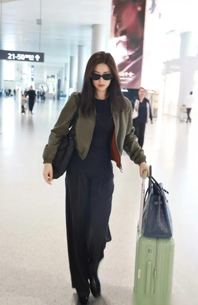 朱珠这身军绿短夹克，直接把白幼瘦那套审美按在地上摩擦。
九月初她穿斗篷白裙走歌力思大秀，全网都盯着她那副丰腴大骨架，人家照样松弛贵气，一点不端着。
再看这初秋私服，军绿夹克配黑内搭，裤子一收，腿长直接拉满，飒得干净利落，一点花里胡哨都没有。
马甲叠衬衫那套更绝，软硬一搭，比例全靠那粒不系的扣子