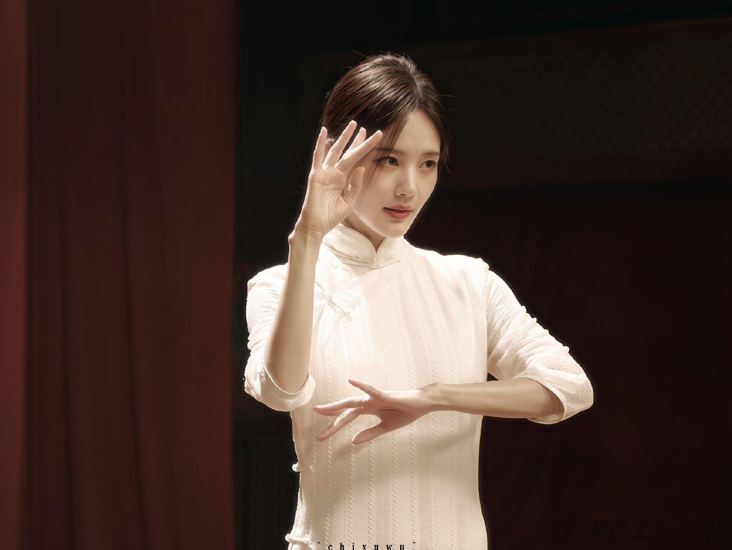 #李一桐[超话]##李一桐别演了我上钩##李一桐为我定做的白月光杀猪盘#表面有很多轻松搞笑的桥段，看着乐呵，内核却满是人性的唏嘘。主角看着漫不经心，实则藏了一肚子的秘密，越看越上头 #我不是大师# ​