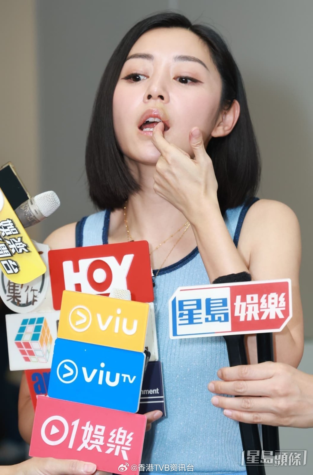 中年好声音4决赛丨曾志伟尚未探望受伤卫诗雅：没有机会，谈及拍摄《狩谎》受伤内情，对手十分内疚

TVB节目《中年好声音4》决赛中年好声音4登峰之战8月23日晚于启德体育馆盛大举行，红毯现场星光璀璨，三届中年好声音选手悉数到场，还和节目发起人曾志伟一同合影。这也是曾志伟卸任TVB总经理一职之后， ​