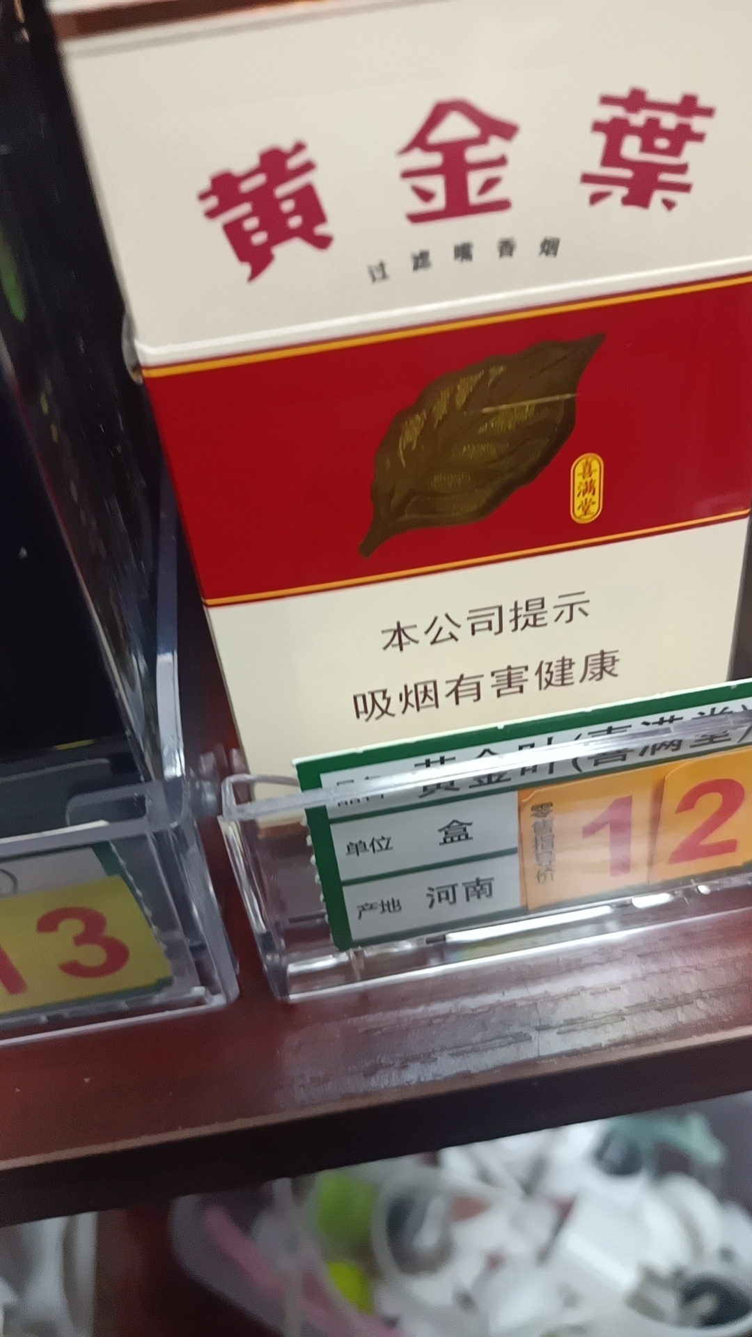 姆巴佩年轻的时候和梅西比怎么样? 姆巴佩年轻时候和梅西对比，那差异还挺明显。梅西年少时就在巴萨崭露头角，19岁就拿欧冠冠军，技术细腻得像在绣花，盘带如鬼魅，总能在人群中杀出一条血路，传球也极具创造力。
姆巴佩年轻时候速度那叫一个快，像一道黑色闪电，在2018年世界杯上大放异彩，帮助法国队夺冠。不