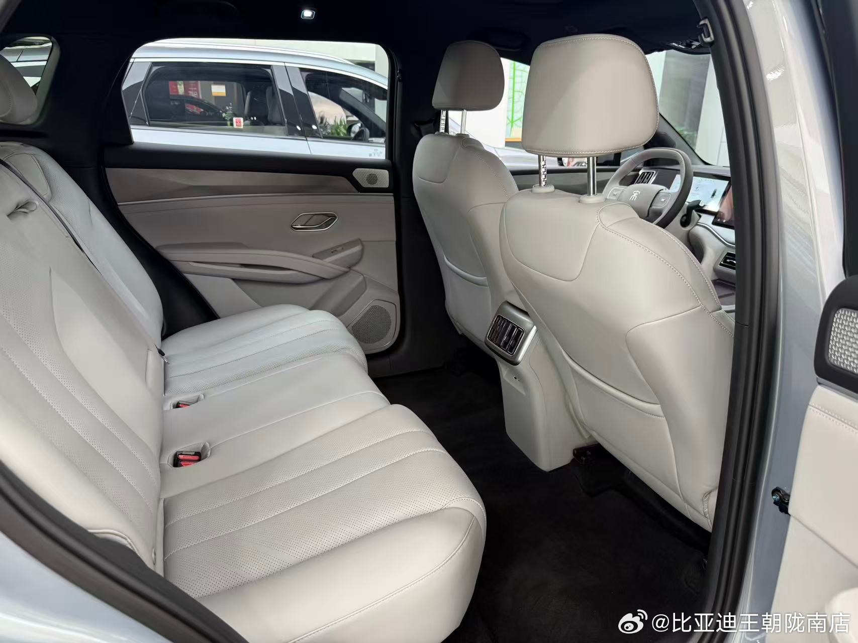 🚗12万起！宋Ultra DM‑i，B级大空间SUV真的太适合家用！
喜提新车，终于开启我们的出行新生活✨

作为一台家用SUV，空间真的给到惊喜。
B级越级车身，后排宽敞，坐老人小孩都不局促。
后备箱容量很可观，露营装备、行李箱、孩子的杂物通通可以放下，全家出游毫无压力。

DM‑i版本可油可电，出行没 ​