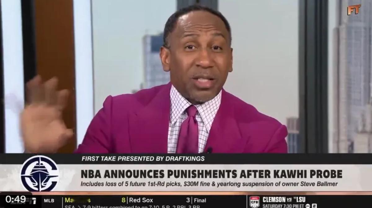 A史密斯：伦纳德去猛龙的交易该取消，让他留在快船

今日，NBA公布了快船与科怀-伦纳德规避工资帽事件的调查结果及处罚决定，伦纳德随后也发表声明进行回应。

在ESPN节目中，Stephen A. Smith猛烈批评了伦纳德的回应，并认为联盟对他的处罚过轻。

A史密斯表示：

“然后他又发布了这么一份软弱的声明 ​