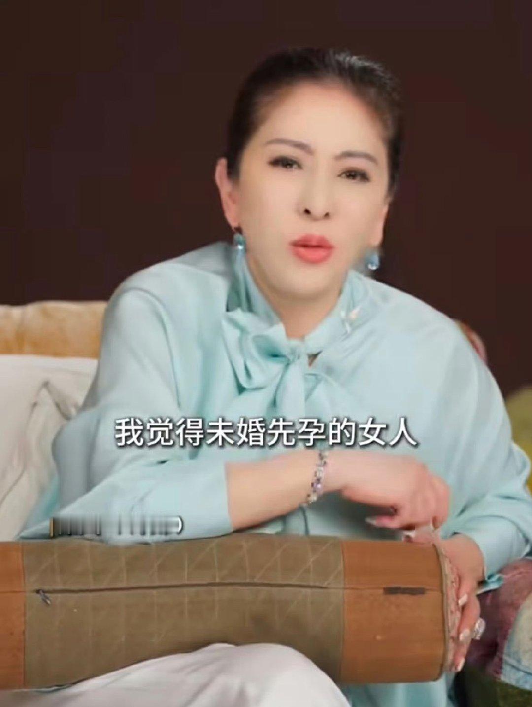 向太陈岚在社媒视频中自曝，刚与向华强在一起时便怀孕了，但自己偷偷拿掉了孩子，对华强只字未提，时隔十年后才告诉他。并表示坚决不允许女儿未婚先孕，希望女孩都懂得保护自己 ​
