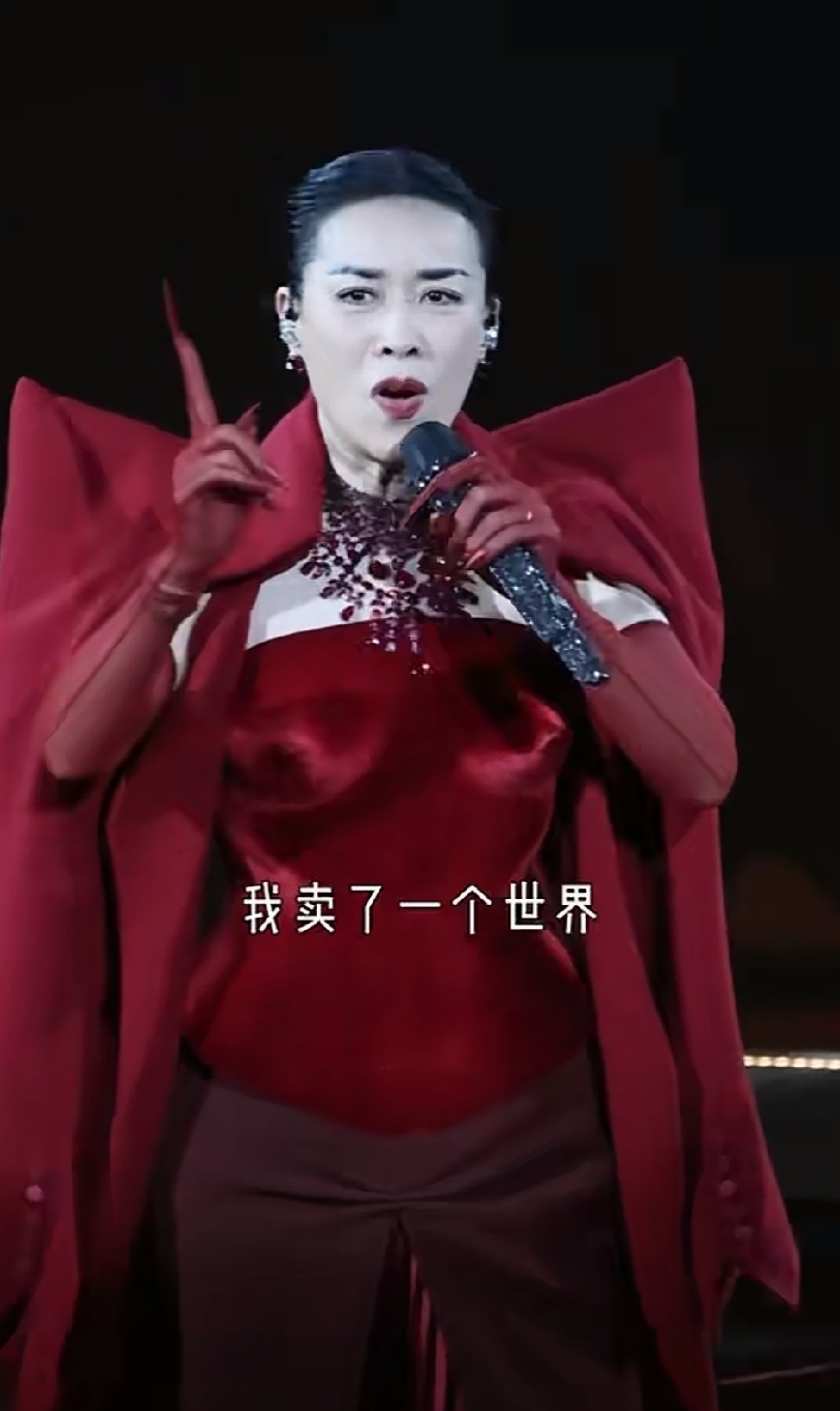 有没有发现那英和刘嘉玲长得很像。
我还以为刘嘉玲来内地开演唱会了。
认真看了一下应该那英，
那英的穿衣风格也挺特别的。
说她穿衣一点都不暴露，但穿衣又特别有型。