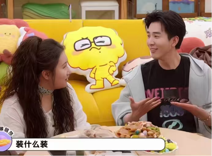 李雪琴：“你是一直都这么唠嗑吗？”

李川：“我原来可腼腆了。”

锤娜丽莎没忍住笑了：“你还腼腆？”

李川：“有个实例，《明日之子》我给你打过call。”

毛不易：“我知道，我有印象。”

李川：“妈呀，你居然还有印象。”

毛不易：“当然有啊。”

李雪琴：“为啥？那时候他是偶像剧男主吗？”