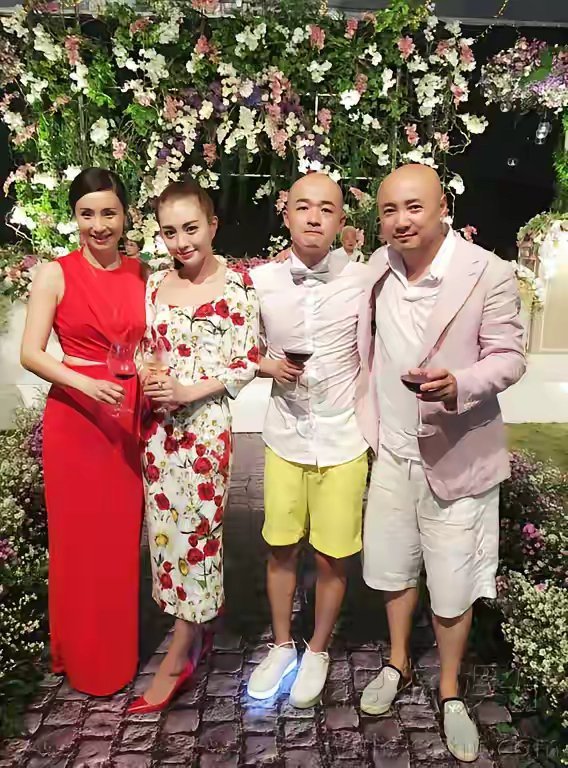 一张合影，两个光头，包贝尔身旁那女子头发也太少了，乍看之下也像光头。 ​