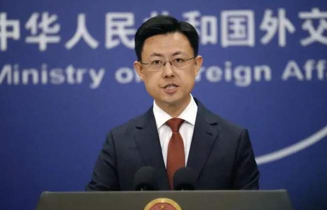 秦安：姆巴佩是谁？竟敢如此踩线，外交部警告，人民愤怒，市场不惯着！解约只是开始，反思必须跟上。
 
球星的名气能带来掌声，也能带来商业合同，但它不是越过尊重底线的通行证。姆巴佩在采访中的涉华言论引发强烈反弹，品牌解约、赛事与广告画面调整、官方回应接连出现，这场风波已经不只是一次口舌争议。
 
外交部