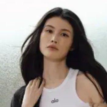 何穗穿着白色短款背心拍普拉提，腹部线条一露，直接让产后两个字变得跟闹着玩似的。 
练核心、拉腿、上器械，动作一个比一个舒展，皮肤紧得发亮，身上那点松弛感别的女明星得靠修图修出来，她靠几个呼吸就带出来了。 
几套Alo的轻运动穿搭轮着换，没一件花里胡哨的，短背心配阔腿裤，往瑜伽垫上一坐， ​