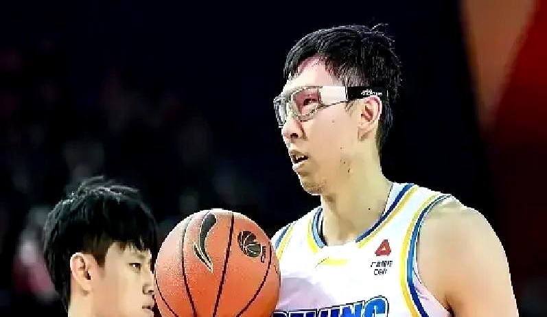 抛开人情世故，真按现代篮球的标准选人，国家队首发就该彻底洗牌。

内线周琦搭胡金秋，禁区攻防下限直接焊死；三号位张镇麟的硬件独一份，防守覆盖面摆在那；后卫线把球权给廖三宁，敢突敢分才能把转换推起来，进攻绝不停滞。替补席码上贺希宁的投射、郭昊文的冲击和李弘权的硬度，顶住高强度逼抢绝不崩盘。

死板压节