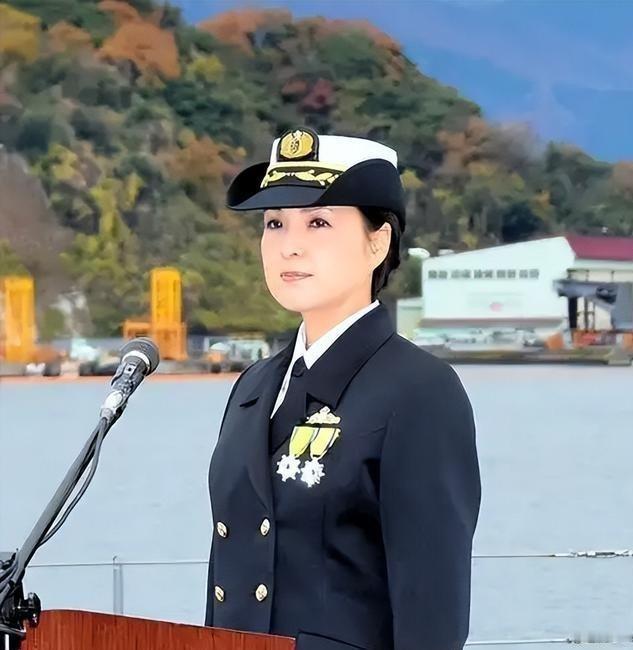 大谷三穗，日本海上自卫队第一位神盾舰女舰长，手里攥着“妙高”号近万吨的宙斯盾系统，2016年指挥“山雾”号跟踪中国军舰时全程盯梢，自己都说“一直睡眠不足”，2019年更直接接管反导警戒任务。
这女人狠在哪？文科生转行考防卫大学、离了婚把孩子扔给父母、女儿哭着不让出海她就回一句“不出海当不了舰长”——