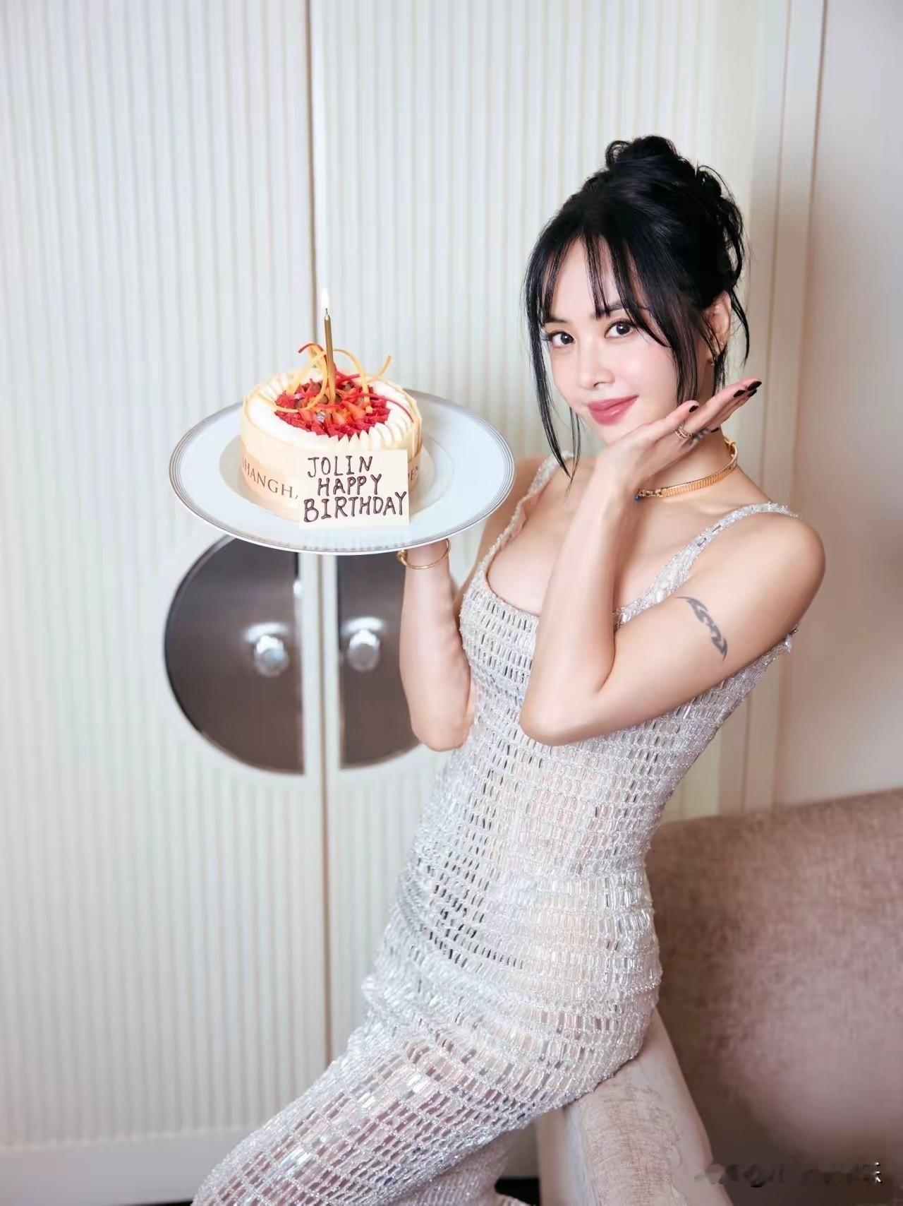 蔡依林放出46岁生日美照，一身透视薄纱长裙出镜，大胆的穿搭风格，再次刷新大众对中年女性穿搭的固有印象。
 
透视裙自带强烈的视觉张力，薄纱层叠之间，尽显她常年自律打磨出来的紧致体态。褪去少女的青涩，46岁的她身上多了一份舒展的自信，不刻意回避身体线条，也不被世俗的年龄规训束缚。
 
很多人心里会有一