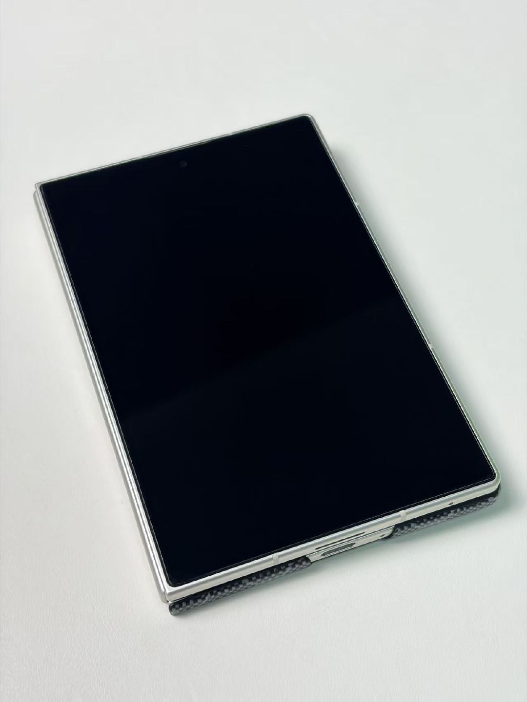帮朋友出一台三星Galaxy Z Fold8
白色12+256国行，箱说全，送一个磁吸凯夫拉后壳，成色不错，无明显磕碰，完美控勿扰

价格10499包顺丰，有需要的滴滴 ​