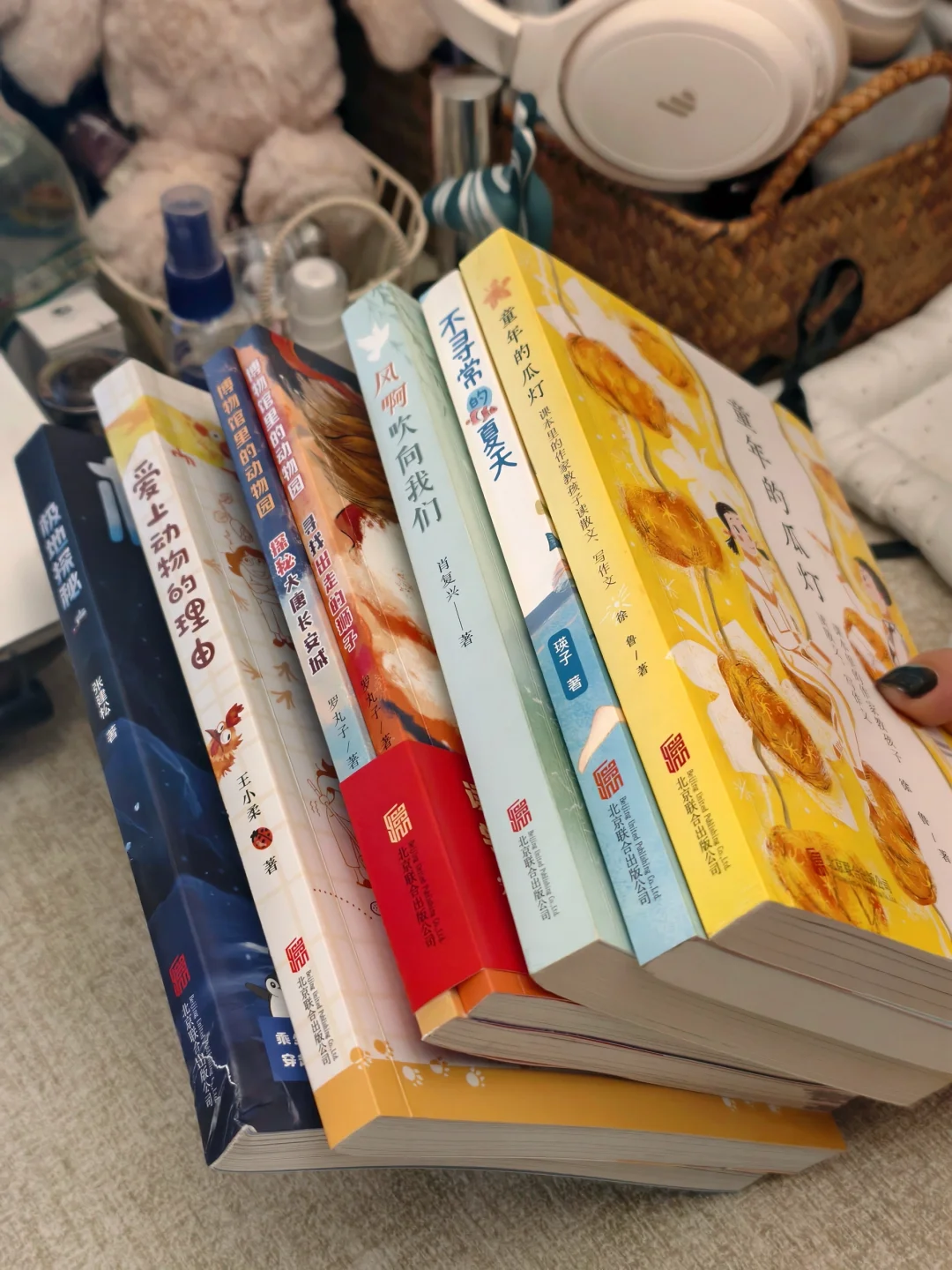 “就让我们逃到书里去。”