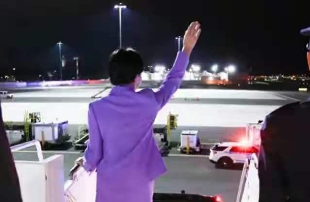 专机延误4小时，停机坪空无一人！日本首相赴美遇冷，全程上演尴尬政治表演
 
日本首相前往纽约参加联合国大会，专机因为台风天气晚点整整四个小时。抵达现场之后，停机坪冷清空旷，没有美方官员接机，也没有常规礼宾排场，场面格外尴尬。
 
即便现场没有任何迎接人员，首相走下